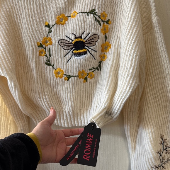 ROMWE Cream Bee Embroidered Turtleneck Sweater - Picture 7 of 7